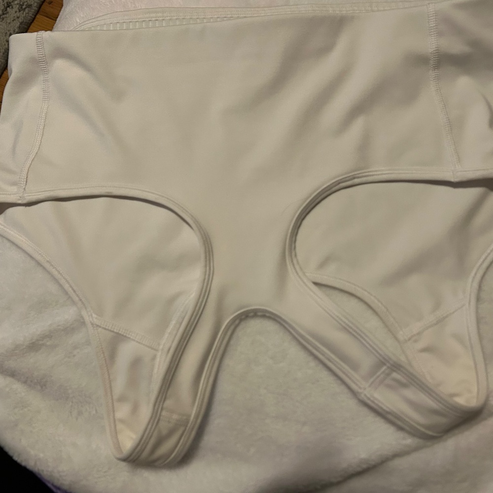 Nike - Picture 2 of 4